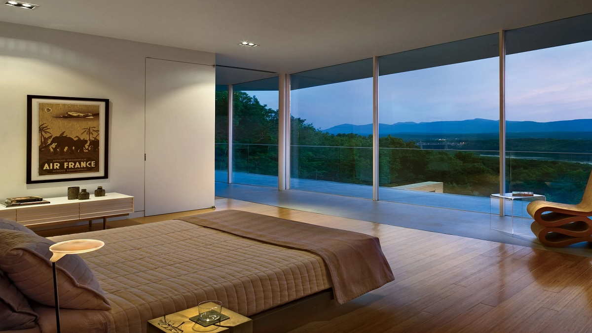 Kamar penginapan dengan tempat tidur dan jendela besar
