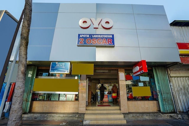 Tampak luar bangunan hotel pada siang hari