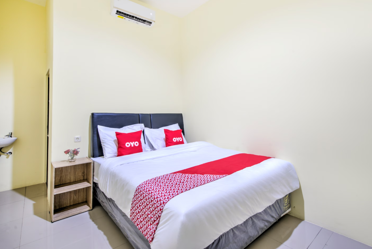 Interior hotel dengan tempat tidur dan meja kecil