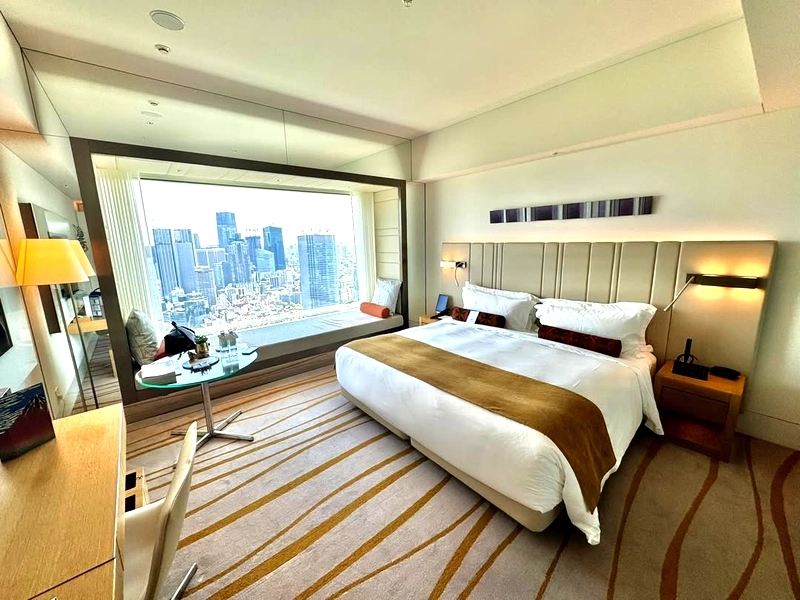 Kamar hotel sederhana dengan tempat tidur besar