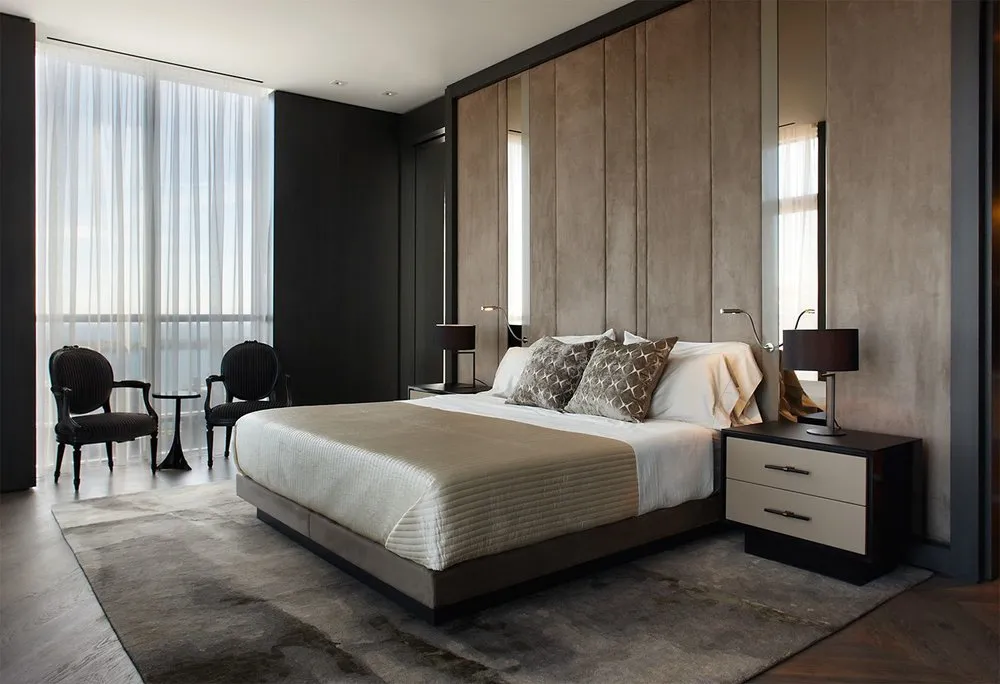 Interior kamar hotel dengan tempat tidur dan meja