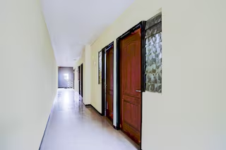 Kamar hotel sederhana dengan tempat tidur
