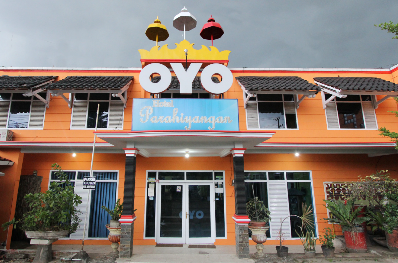 Kamar hotel dengan tempat tidur dan dekorasi sederhana
