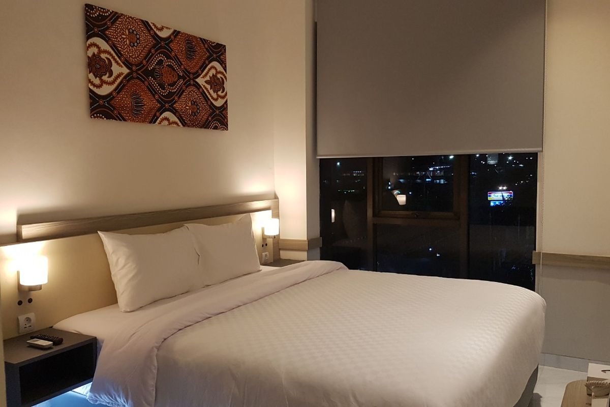 Interior kamar hotel yang rapi dan nyaman di Sidoarjo