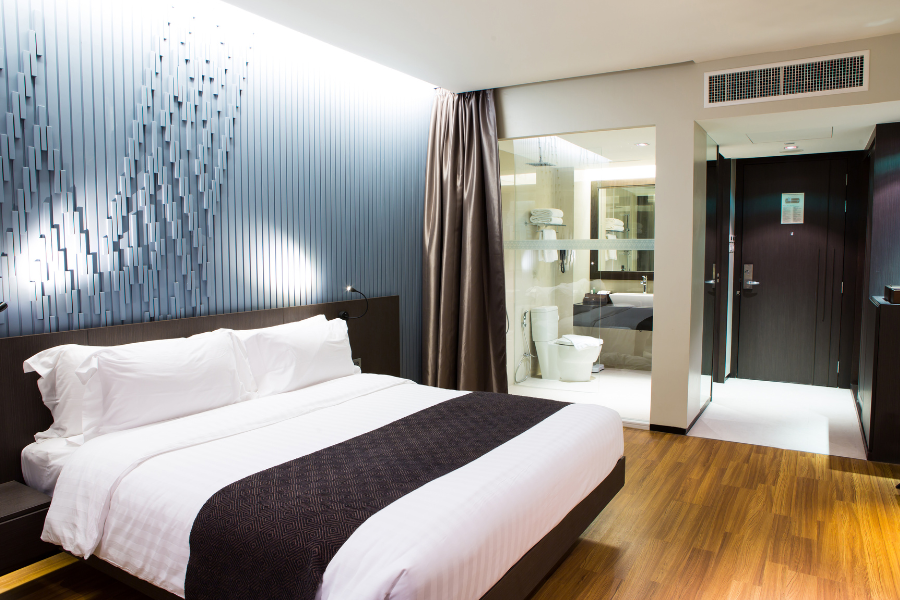Kamar hotel dengan tempat tidur dan pencahayaan hangat