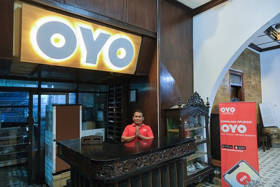 Area lobi hotel dengan meja dan kursi